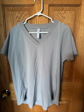 Athleta Light Gray V-Neck Short Sleeve Tee